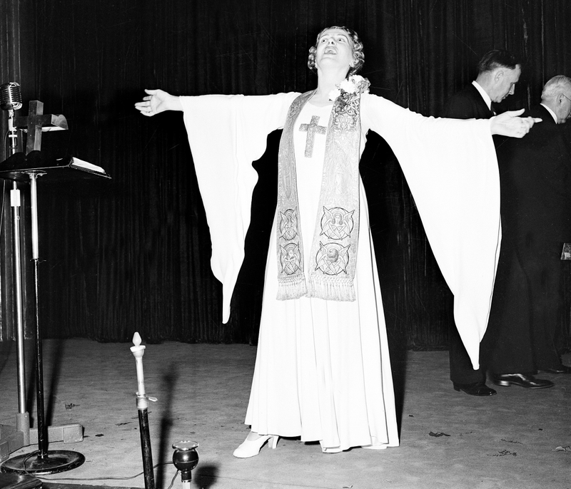 Illustration for article titled The Bizarre Disappearance (And Bizarre Return) of Evangelist Aimee Semple McPherson